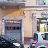 L�ultima tappa del nostro viaggio � nel vicino quartiere Carrassi, dove in via Isonzo, quasi ad angolo con via Baracca, si staglia l�insegna dai tratti gialli della Drogheria Coloniale

